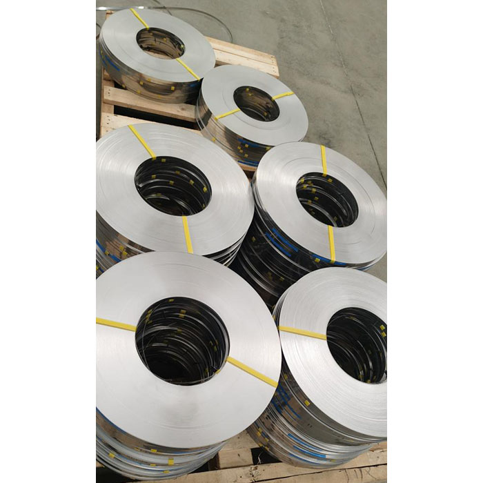 Apa bedane antara 316 jalur baja tahan karat lan 304 jalur stainless steel ing kinerja lan aplikasi?